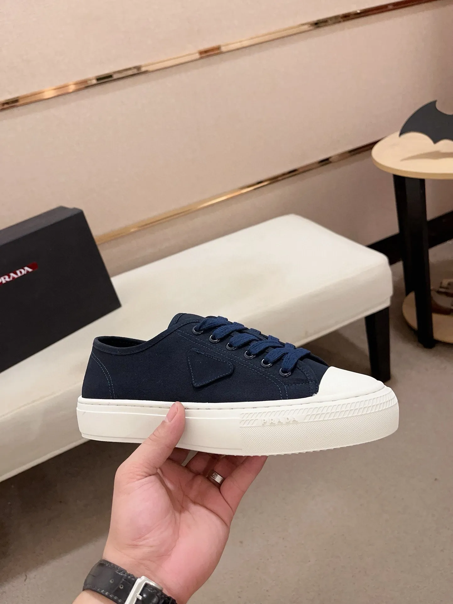 Men's shoes 💰 580💰 ✔️✔️✔️High-quality new PRADA counters are launched at the same time. The new men's shoes and 😘fabrics are selected from first-layer cowhide and are made by pure handicrafts. Lining: Full cowhide lining. 👍🏿 High-end ☄️ air-cushion molded anti-slip rubber outsole, exquisite lines, simple and elegant, comfortable and high-end for leisure travel. Code number: 38 to 44 (45 can be customized)